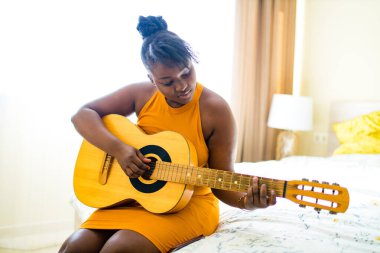 Latin Latin kadın gitar çalmayı öğreniyor.