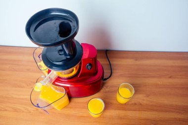 çiğ gıda diyet kavramı portakallar ve beyaz arka planda meyve suyu makinesi