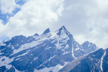 Bulutlu bir günde Büyük Elbrus Dağı