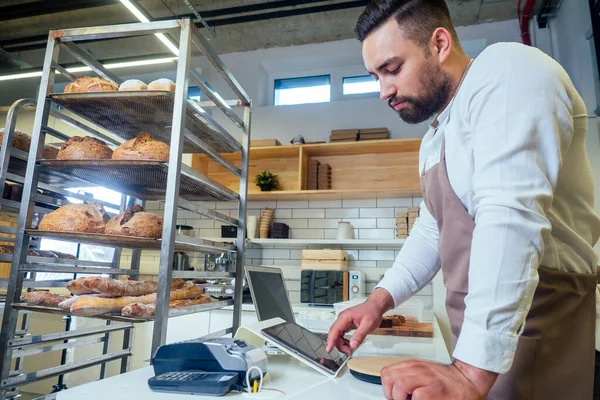 Bello panettiere in uniforme al concetto di piccolo imprenditore manifatturiero — Foto Stock