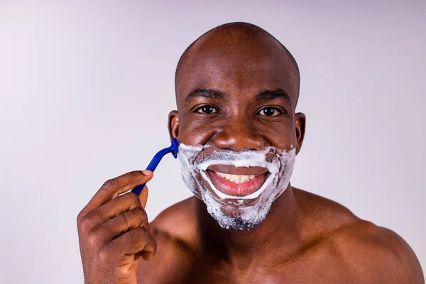 Latin hispanique homme avec rasoir et mousse à raser sur son visage studio blanc isoler fond — Photo