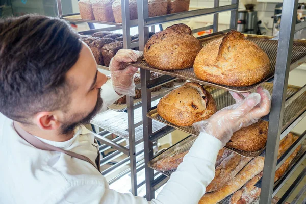 Concetto di commercio al dettaglio, uomo proprietario di una fabbrica alimentare che utilizza dispositivi per l'ordine aziendale online presso bakehouse — Foto Stock