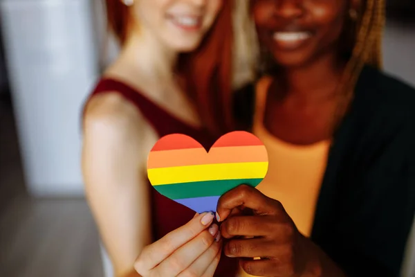 Multiraciale paar vriendinnen in liefde omarmen in kamer — Stockfoto