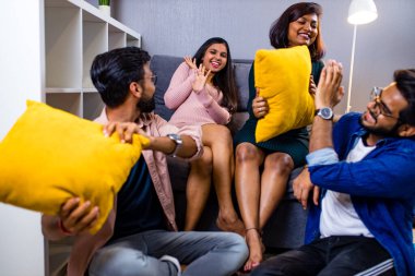 Dört Hintli dost evde yastık kavgası yapıyor.