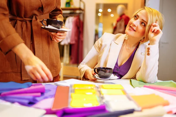 Esquema de cores, decoração, design e conceito de pessoas - sorrindo jovem com amostras ou amostras de cores ajudando a escolher panos — Fotografia de Stock