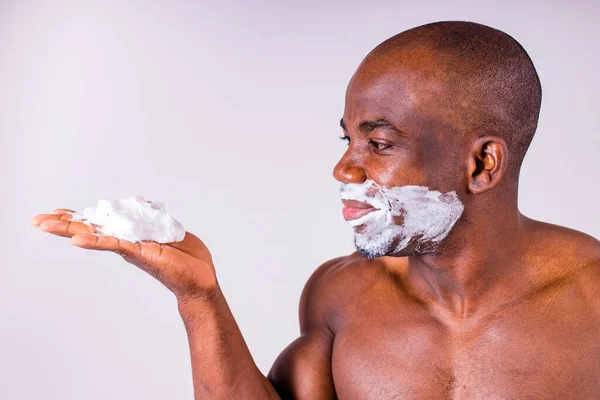 Latino hispano hombre con afeitadora y espuma de afeitar en su cara estudio blanco aislado fondo —  Fotos de Stock