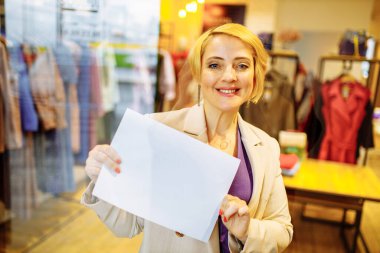 Küçük işletme sahibi tabela desenini çevirirken, karantinadan sonra covid-19 nedeniyle yerin yeniden açılması için boş taklidi yapıyor.