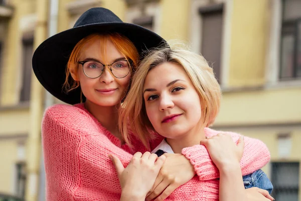 Zwei fröhliche gleichgeschlechtliche Verliebte, die draußen in Europa spazieren gehen — Stockfoto