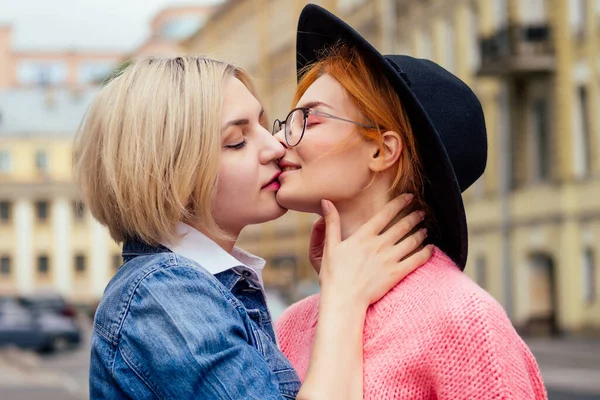 Duas pessoas alegres do mesmo sexo no amor andando ao ar livre na Europa — Fotografia de Stock