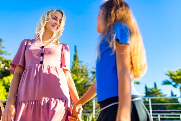 Blonde mom and her cute child in summer beach seaside in tropics — Stock Photo, Image