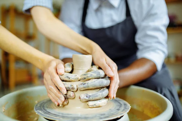 Misturado corrida mãos casal fazendo vaso no estúdio de arte — Fotografia de Stock