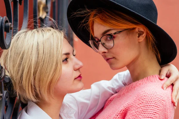 Κοκκινομάλλα νεαρή κοκκινομάλλα γυναίκα αίσθημα αγάπης στην ξανθιά φίλη της στην Ευρώπη δρόμους — Φωτογραφία Αρχείου