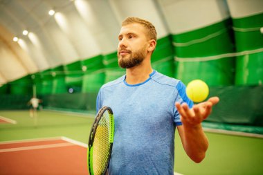 Profesyonel tenis oyuncusu oyun oynuyor.