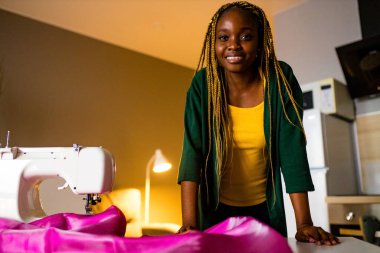 Moda tasarımcısı akşam atölyesinde çalışıyor.