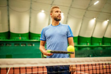 Profesyonel tenis oyuncusu oyun oynuyor.