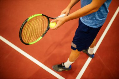 Profesyonel tenis oyuncusu oyun oynuyor.
