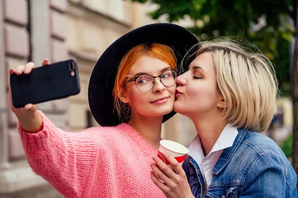 快乐女性在欧洲街头使用社交网络应用在户外聚会网站自拍 — 图库照片