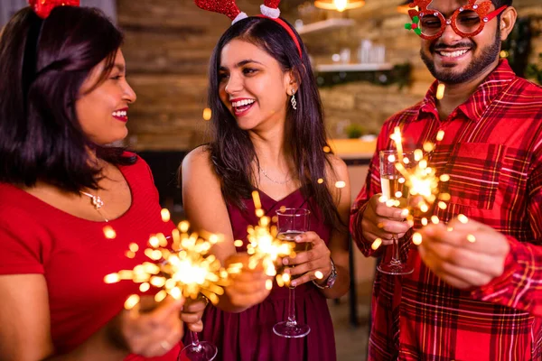 Gente árabe celebrando la fiesta de Navidad o Año Nuevo con luces de Bengala —  Fotos de Stock