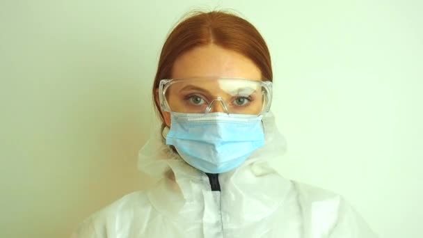 Gelukkige viroloog vrouw in chemische bescherming masker, bril en handschoenen met potentieel vaccin in het lab — Stockvideo