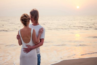 Kumsalda koşan evli bir çift.