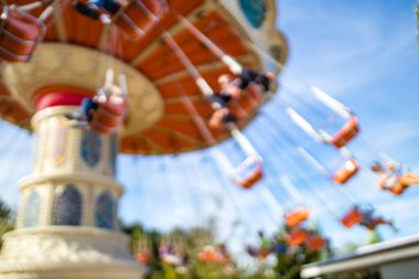 Hız treninin bulanık fotoğrafı mavi gökyüzüne karşı.