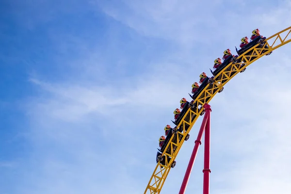 Lato zamazane zdjęcie Rollercoaster przed błękitnym niebem — Zdjęcie stockowe