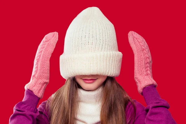 Bela menina blone no inverno chapéu quente e cachecol sentindo-se feliz e desejar uma coisa boa em um Natal — Fotografia de Stock