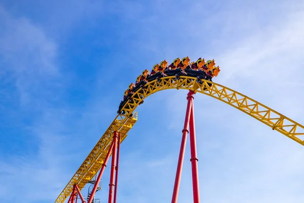 Lato zamazane zdjęcie Rollercoaster przed błękitnym niebem — Zdjęcie stockowe