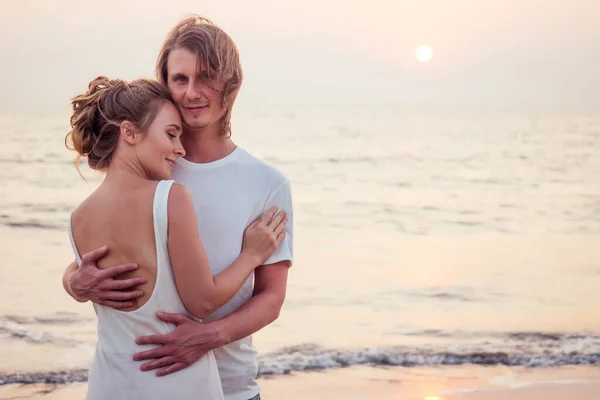 Pareja casada corriendo en una playa de arena — Foto de Stock