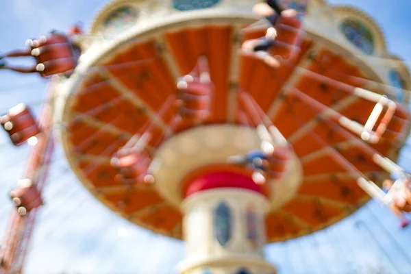 Léto rozmazané fotografie Rollercoaster proti modré obloze — Stock fotografie
