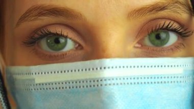 Kimyasal koruma maskeli, gözlüklü ve eldivenli virolog kadın laboratuarda potansiyel aşı taşıyor.