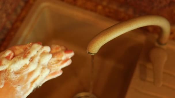 Coronavirus pandemia prevenção lavar as mãos com água morna sabão esfregando os dedos lavagem na cozinha — Vídeo de Stock