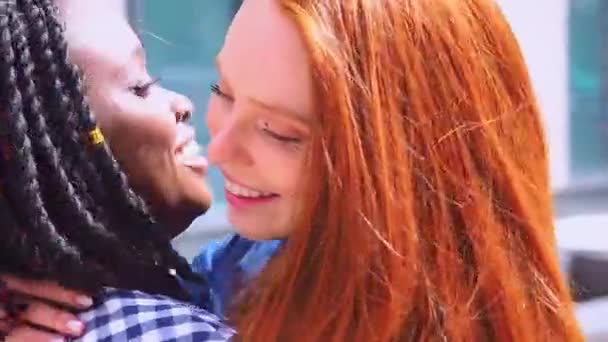 Gemischte Rassenfreunde treffen sich und umarmen sich in der Innenstadt — Stockvideo