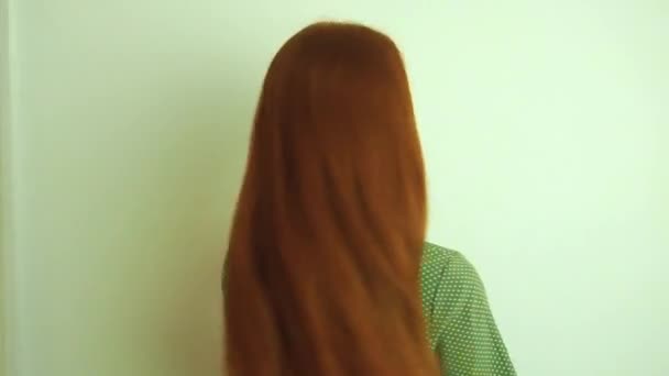 Pelirroja mujer pelirroja en camiseta de algodón verde amando sus pelos y sintiendo confianza — Vídeos de Stock