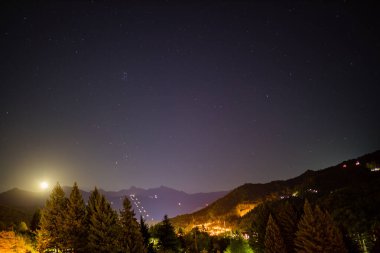 Rusya 'da bir dağın üzerinde yıldızlarla dolu bir gece.
