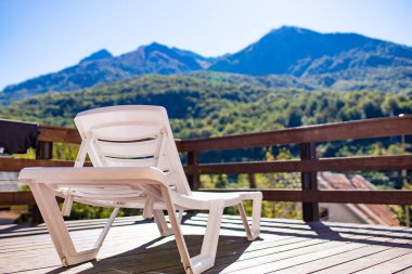 Havuzdaki adam dağ manzarasına bakıyor. Güzel dağların tadını çıkarıyor.