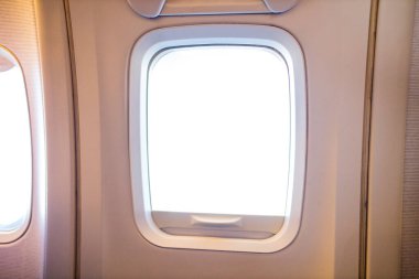 Sabah ışıkları arka planında bir pencere var ve ceset yok