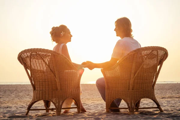 Coppia felice innamorata di avere un riposo insieme sulla spiaggia vicino all'oceano o al mare.concept di assicurazione di viaggio — Foto Stock