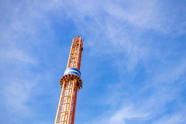 Lato zamazane zdjęcie Rollercoaster przed błękitnym niebem — Zdjęcie stockowe