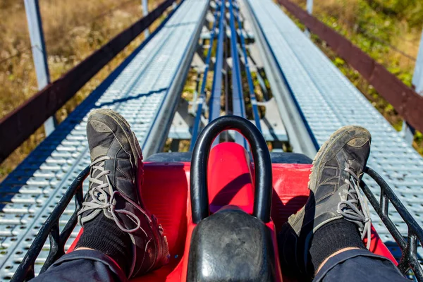 Szybka jazda rodelbahn jesienią piękne krajobrazy w Rosji Soczi Krasnaya Polyana — Zdjęcie stockowe