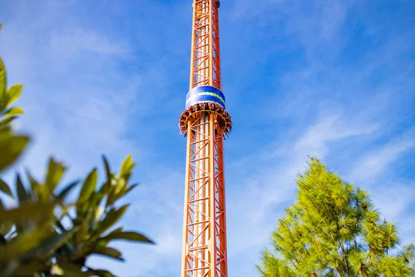 Lato zamazane zdjęcie Rollercoaster przed błękitnym niebem — Zdjęcie stockowe