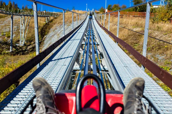 Szybka jazda rodelbahn jesienią piękne krajobrazy w Rosji Soczi Krasnaya Polyana — Zdjęcie stockowe