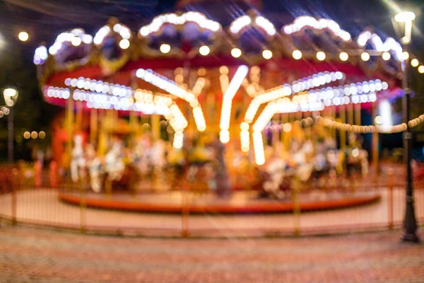 Foto borrosa de verano de la montaña rusa contra la noche —  Fotos de Stock