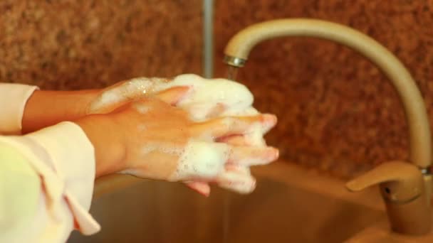 Forebygging av Coronavirus pandemi Håndvask med såpe, varme vanngnidende fingre vasking på kjøkkenet – stockvideo