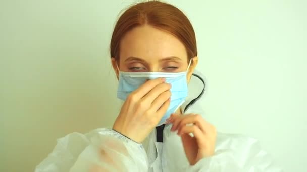 Žena si oblékla rohožku a masku pro chození do obchodu — Stock video