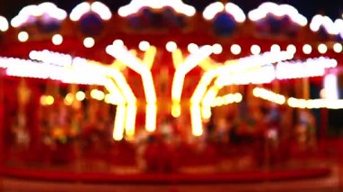 Gece dönen parlak dönmedolap sürüşünün bulanık odaksız videosu