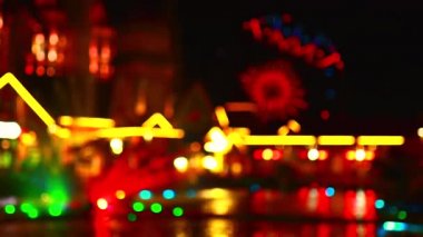 Gece dönen parlak dönmedolap sürüşünün bulanık odaksız videosu