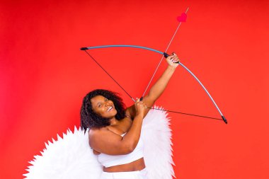 Latin Latin kadın, 14 Şubat Sevgililer Günü 'nde ok ve yay tutuyordu.