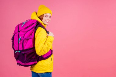 Mutlu kadın yeni sarı ceketiyle dağlara gitmeye hazır.