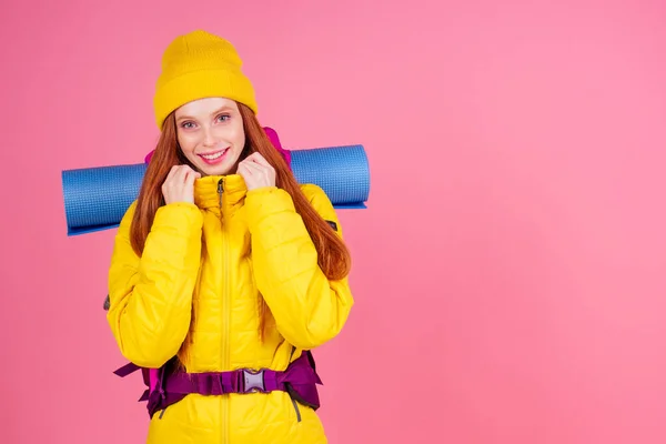 Mulher feliz pronta para viajar para montanhas em nova jaqueta amarela — Fotografia de Stock